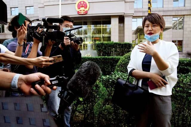 2021年9月17日，中国首例单身女性争取冻卵权利案在北京朝阳区人民法院一审第二次开庭审理。当事人徐枣枣在法院外接受采访。图/人民视觉