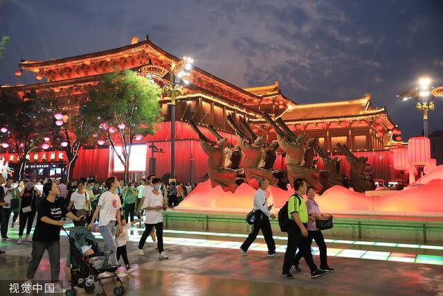 西安不夜城吸引游人游览图源：视觉中国