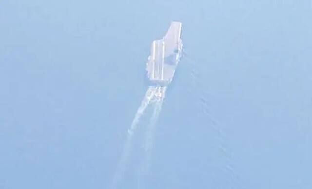 岛内网友在飞机上拍下疑似大陆航舰山东舰通过金门外海一幕。图自台湾“中时新闻网”