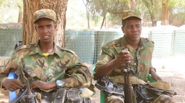 两名索马里“青年党”武装分子向当地国民军投降