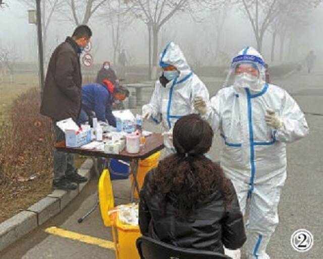 图②河北省任丘市检察院干警(右三)近日在社区协助医生进行核酸采样工作。记者肖俊林通讯员周亚楠摄