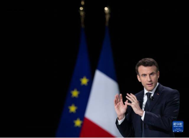 3月17日，法国总统马克龙在巴黎北郊塞纳-圣但尼省举行的新闻发布会上介绍竞选纲领。图自新华社（肖恩·洛朗摄）