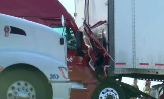 美国高速公路约50辆车连环相撞：车辆起火 至少5人死亡