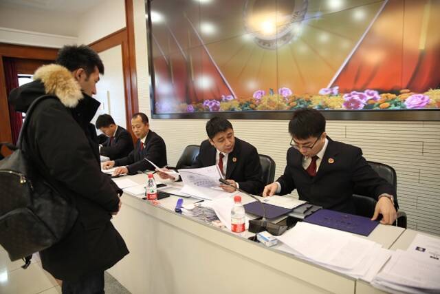 哈尔滨市检察院工作人员对新招录人员进行资格审核