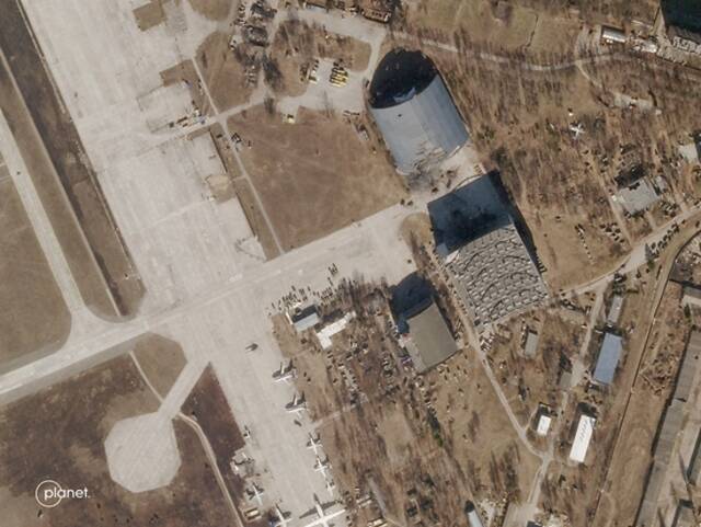 当地时间2022年2月28日，卫星图像显示乌克兰HOSTOMEL机场遭到毁坏。图自视觉中国