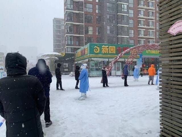 长春市民冒着大雪有序排队进行核酸检测。郑智文摄