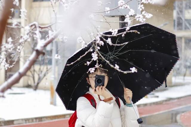 三月银雪盼春来，共赏雪中北中医的浪漫