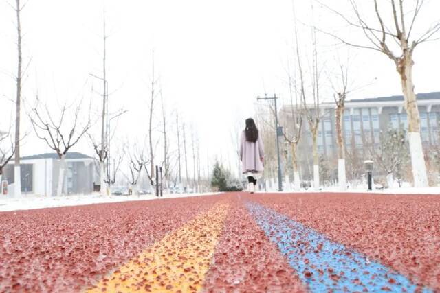 三月银雪盼春来，共赏雪中北中医的浪漫