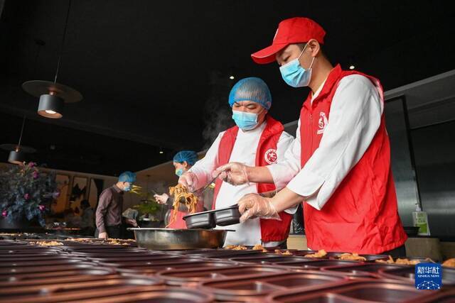 3月18日，志愿者在泉州市一家餐饮店内分装爱心午餐。