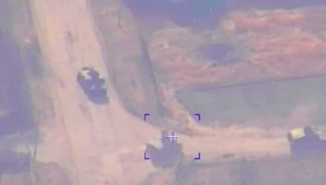 俄国防部公布摧毁乌军侦察队视频 4辆美制军车爆炸起火