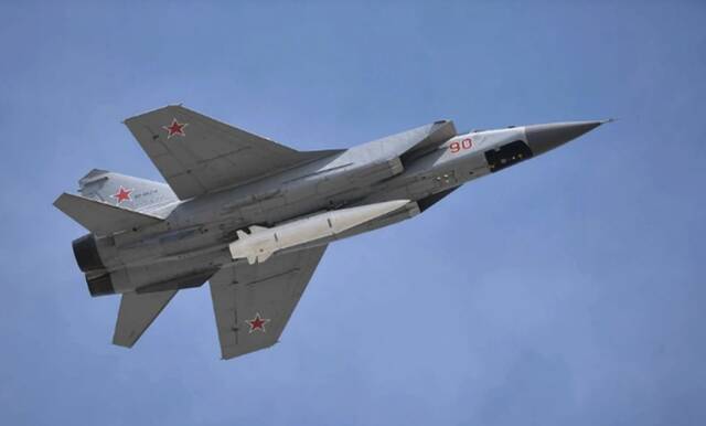 携带“匕首”高超声速导弹的米格-31K截击机图源新华网