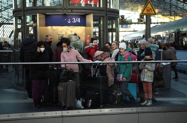 当地时间2022年3月9日，德国柏林，逃离乌克兰的难民抵达柏林中央车站。澎湃影像图