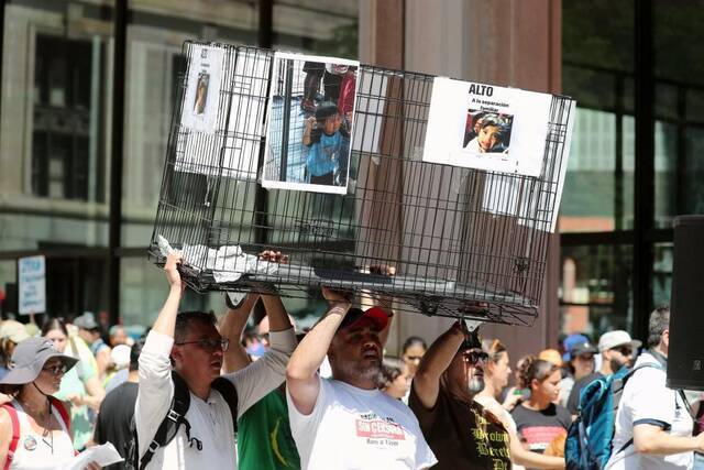 图为2018年6月30日，人们在芝加哥参加反对移民执法政策集会。