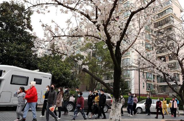 3月19日上海最大小区开展核酸检测。新华社发