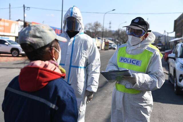 3月20日，龙潭分局榆树沟派出所民警王玮波在卡口执勤。（新华社记者张楠摄）