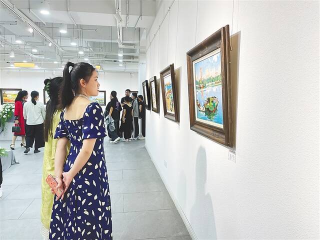 海南立有美术职业技术学校学生参观油画作品。海南日报记者 昂颖 摄