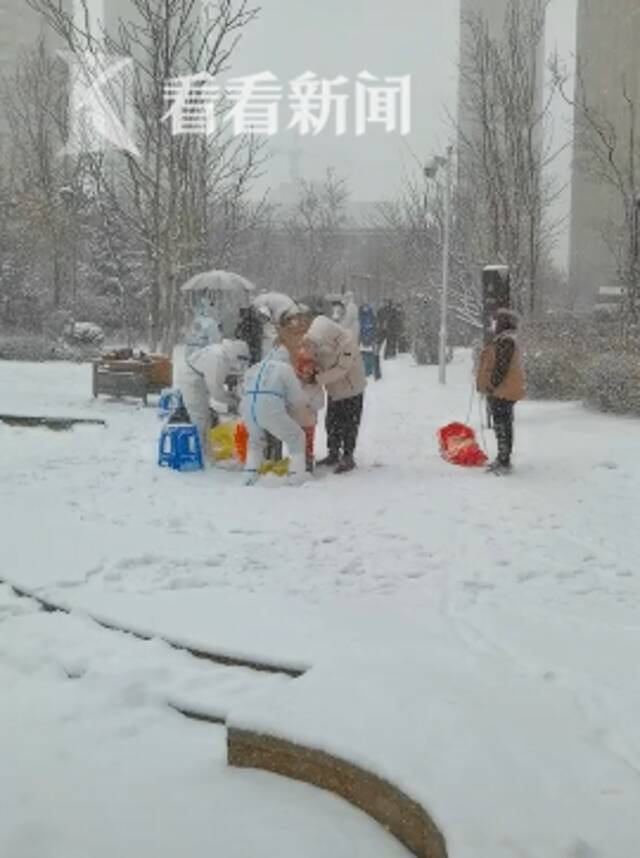 “大白”雪中做核酸，听我说声谢谢你！