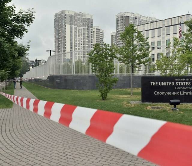 社交网站上流传的美国驻乌使馆封锁后的情况，俄军实施特别军事行动前美国和其他不少西方国家已经将大使馆前往乌克兰西部城市利沃夫