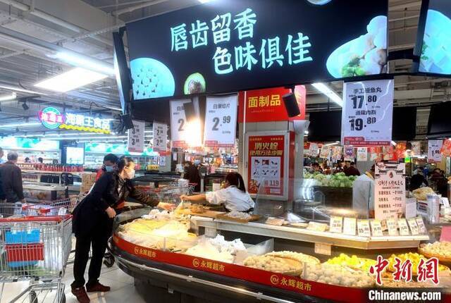 市民超市购买大米。王东明摄
