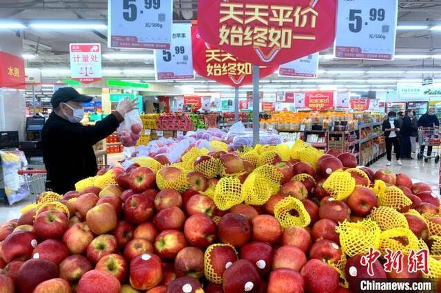 市民超市购买水果。王东明摄
