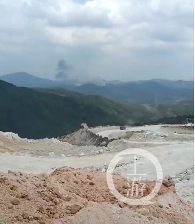 ▲疑似东航客机坠毁广西山区引发山火现场。图片来源/视频截图