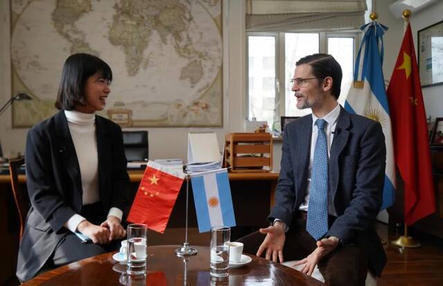 3月16日，新京报记者采访阿根廷驻华大使牛望道。