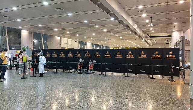 广州白云机场已设置围挡接待乘客家属。摄影：张艺