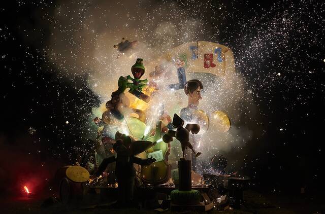 ↑这是3月19日在西班牙巴伦西亚拍摄的被点燃的法雅玩偶。新华社发（帕布罗·莫拉诺摄）