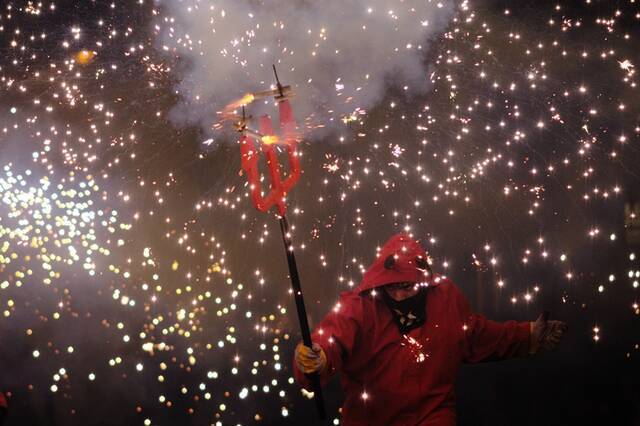 ↑3月19日，一名男子在西班牙巴伦西亚参加法雅节火焰游行。新华社记者孟鼎博摄