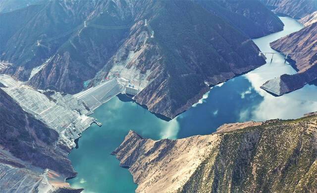 我国海拔最高的百万千瓦级水电站——雅砻江两河口水电站全部机组投产发电