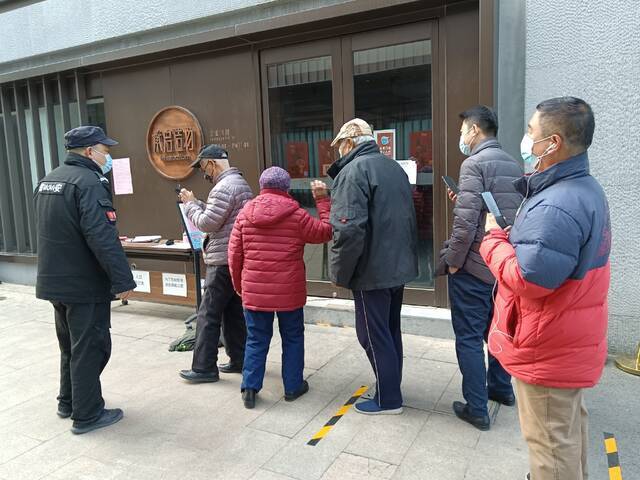 现场：有住户烤鸭店就餐后确诊，东城这小区今天测核酸