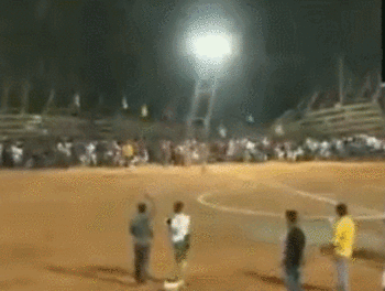 印度足球赛前看台突然坍塌：大型照明灯砸向人群 超200人受伤