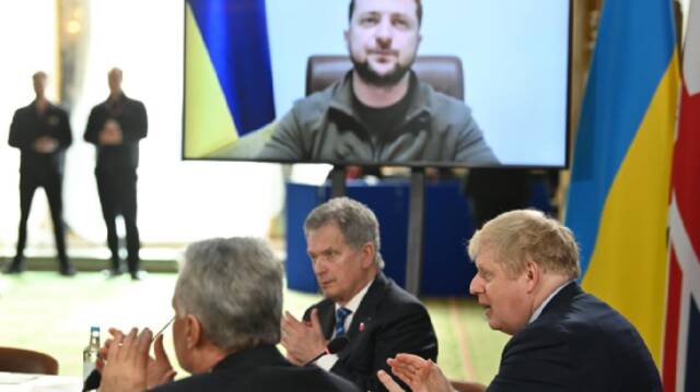 上周在伦敦举行的欧洲军事领导人会议上，泽连斯基通过视频连线向约翰逊等人发表讲话图自英媒