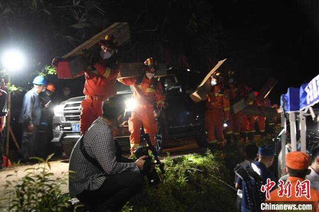 广西设立坠机事件救援临时指挥部 彻夜营救