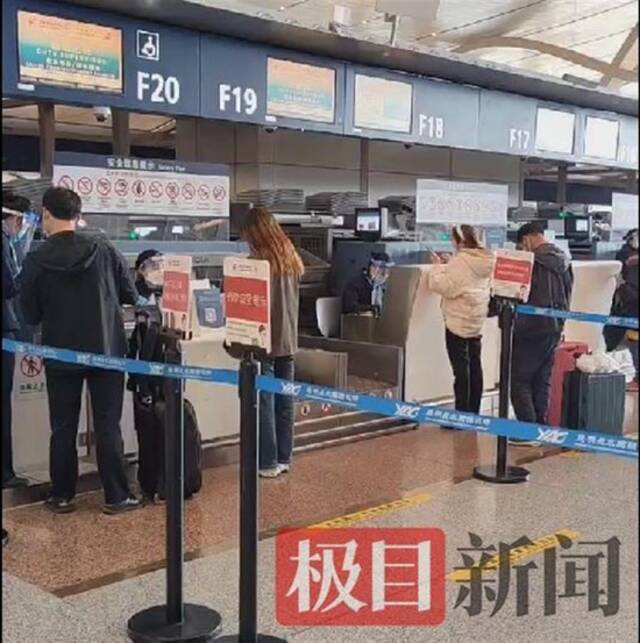 MU5735起飞地昆明长水机场：东航只有几个柜台开放，机场旅客稀少