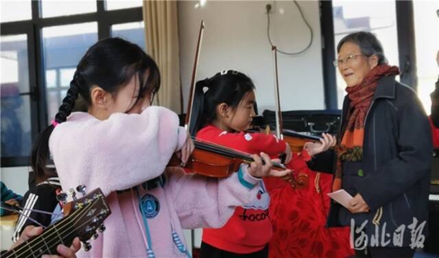 邓小岚教授孩子们马兰村村歌《美丽的家园》。河北日报记者李连成摄