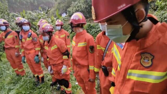  3月21日，广西梧州，救援队伍已经集结并抵达坠机现场，目前搜救工作正在紧张进行中。图/IC photo