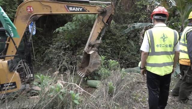 广西藤县空难救援人员：在大雨来临前打通前往事故核心现场道路