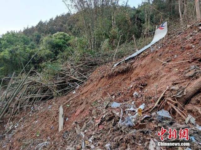 救援现场的飞机残骸碎片。武警广西梧州支队提供