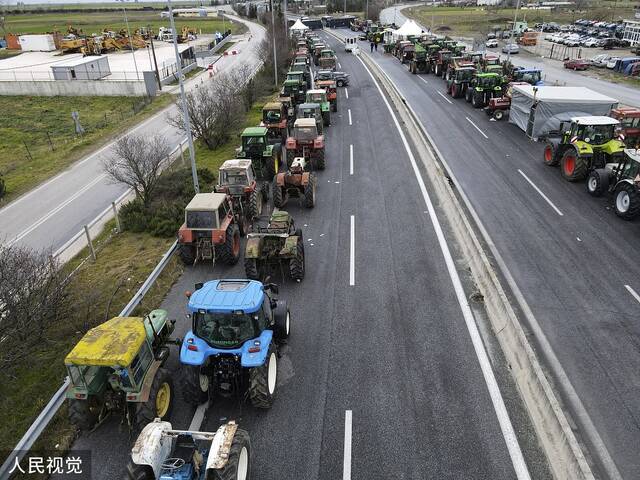 希腊农民开车聚集在道路上，抗议能源价格高涨。（资料图）