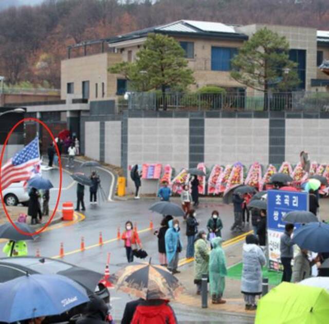 韩国民众参观朴槿惠新家，有人竖起星条旗
