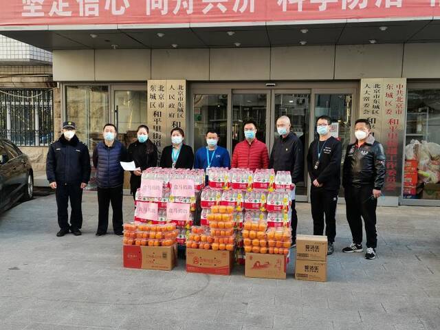 志愿者、帐篷、牛奶，爱心企业纷纷支援东城防疫一线