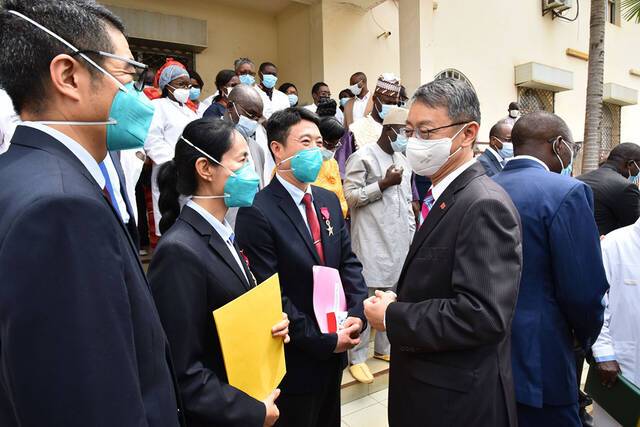 喀麦隆公共卫生部部长为中国（山西）援喀医疗队队员授勋