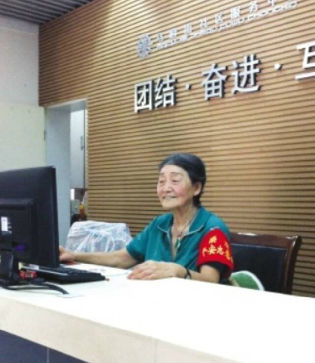 王素明在社区志愿服务