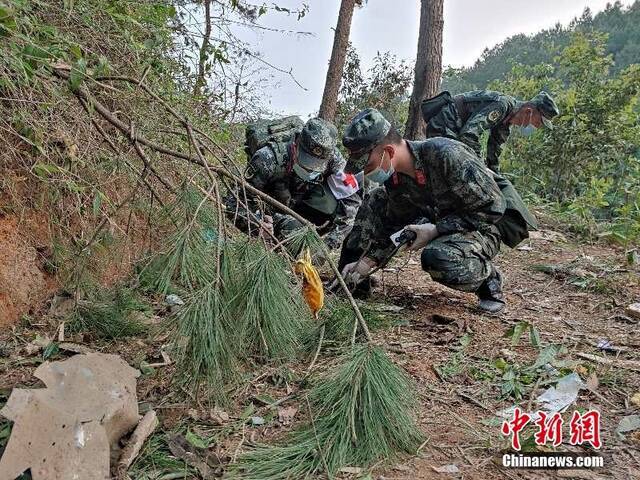 资料图：救援力量在失事现场。通讯员江怀鹏武警广西梧州支队提供