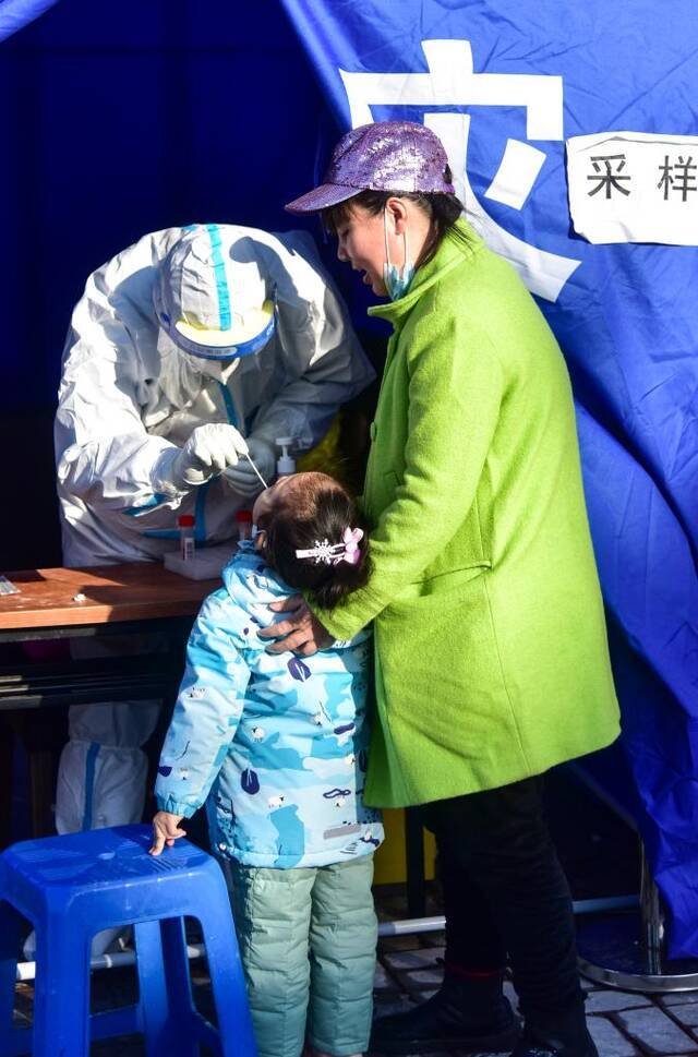 3月17日，市民在长春市一处核酸检测点接受核酸采样。新华社记者周长庆摄
