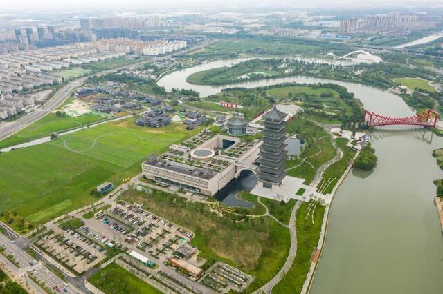2021年6月16日无人机航拍的扬州运河三湾风景区。（新华社记者李博摄）