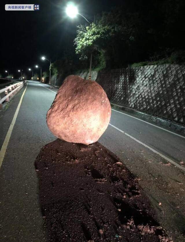 受地震影响，台湾台东多处路段边坡坍塌