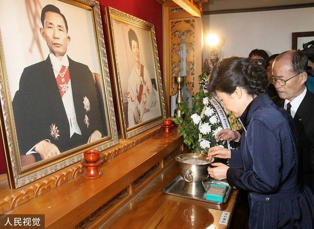 资料图：2008年，朴槿惠在父母遗像前烧香。