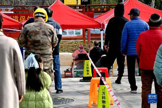 3月22日，市民在青岛市北区一核酸检测点排队进行核酸采样。新华社记者李紫恒摄